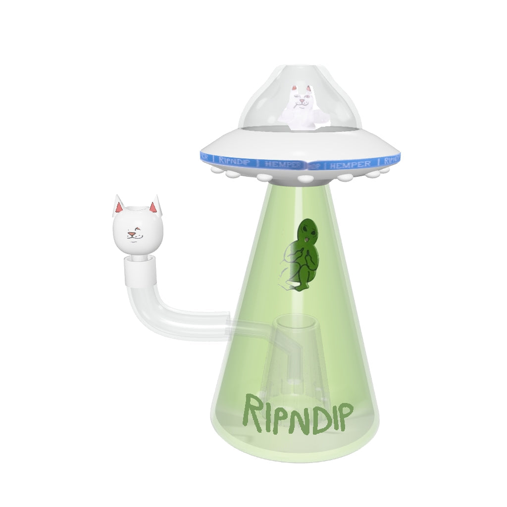 HEMPER Lord Nermal UFO XL Bong – weiße UFO-Untertasse, flacher Originalaufdruck auf der Kuppel, räumlicher Nermal-Kopf mit Originalgesicht und großer konischer Showerhead; Glaswirkung angenähert