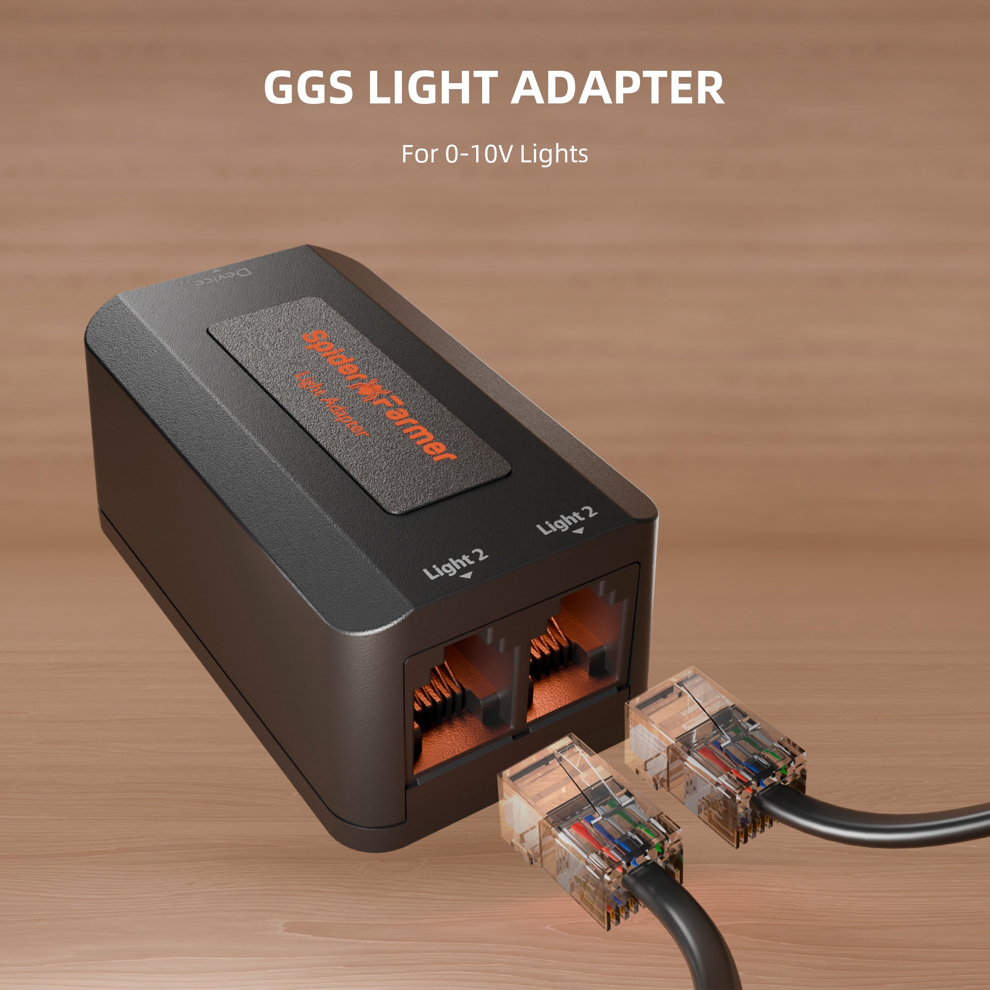 Ein schwarzer GGS-Lichtadapter für 0–10-V-Leuchten, kompatibel mit dem Spider Farmer 5-in-1-Sensor für Temperatur, RLF, CO₂, VPD und PPFD, steht auf einer Holzunterlage, wobei zwei Ethernet-Kabel in beschriftete Anschlüsse gesteckt sind, „Light 1“ und „Light 2“ – ideal für alle, die ihre Anbaukumgebung überwachen möchten.